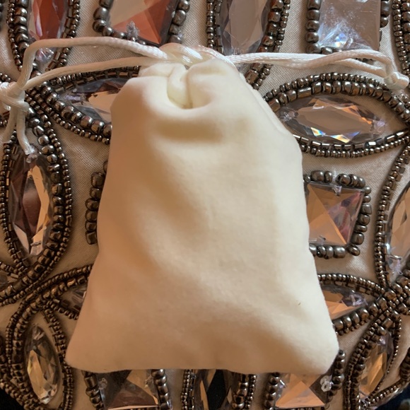 NWT Petite Faux Pearl Bee Bling Earrings - Picture 3 of 3